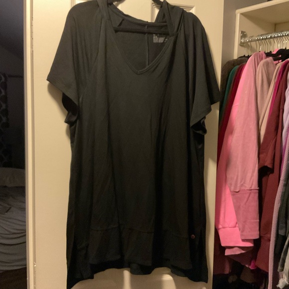 Livi Active Tops - Women's Black V-Neck Top with hood